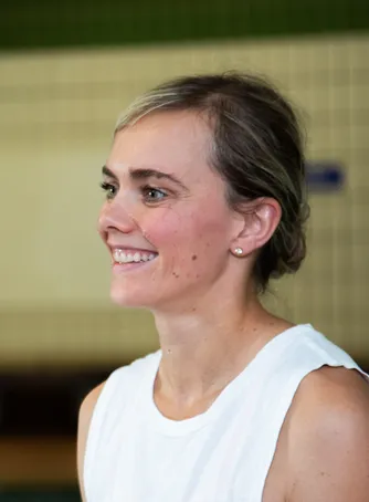 Jessy Steiger am Beckenrand bei einem Schwimmworkshop
